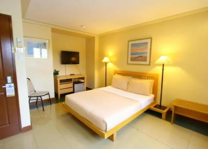 Deluxe Queen Suite